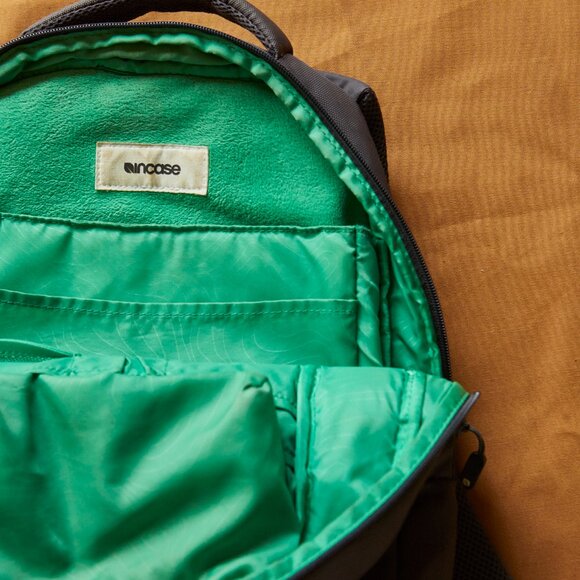Incase backpack with fleece laptop sleeve - Picture 3 of 4